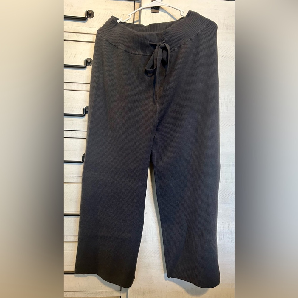 Abercrombie Women’s charcoal sweater pants - Picture 4 of 5
